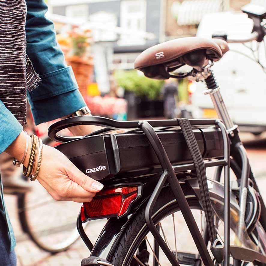 Den Akku nehmen Sie einfach aus dem Elektro-Fahrrad und laden ihn an der nächsten